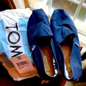 Men’s TOMS shoes Navy blue size 8.5 NWT